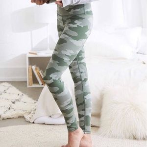 Aerie chill play move high waisted camouflage leggings size Medium